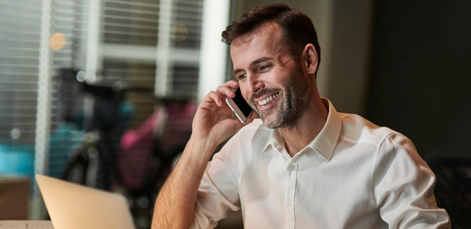 Un décideur au téléphone avec ISR France